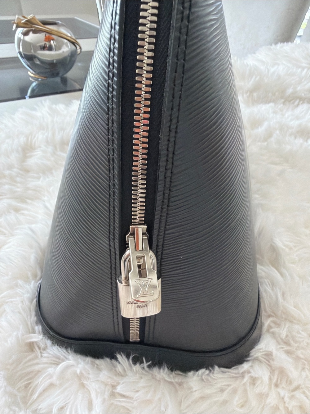 Authentic Louis Vuitton Alma Epi Leather Black - Picture 4 of 9